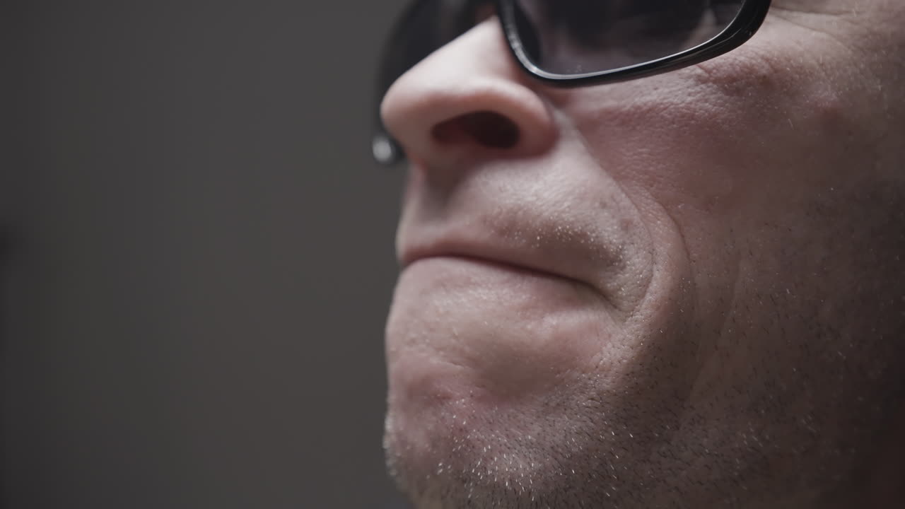 hombre bebiendo un trago