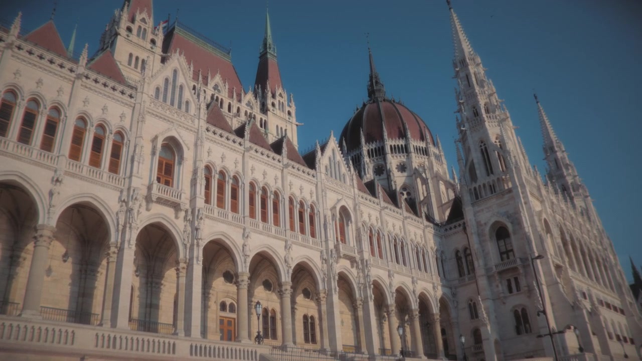 Vista dal basso del Palazzo del Parlamento Ungherese a Budapest