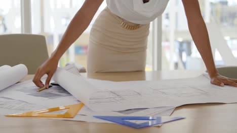 mujer joven que trabaja en una oficina creativa