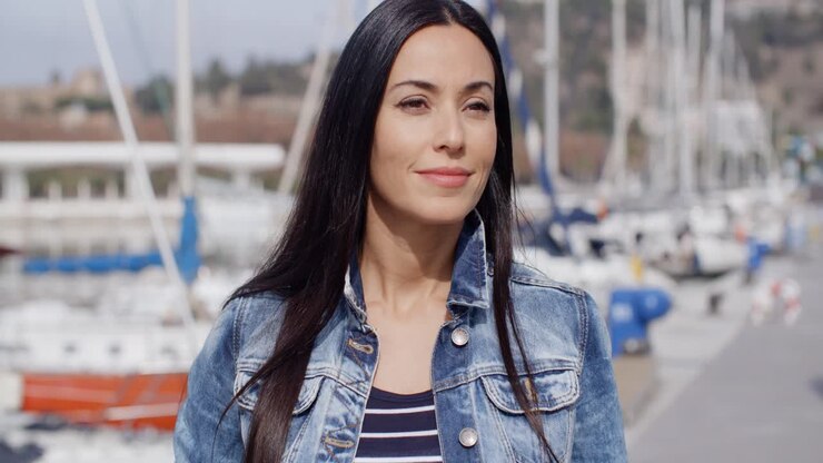 mujer atractiva divertida sonriendo a la cámara