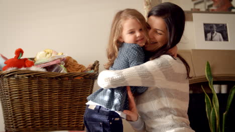 la hija baila con la madre en casa en cámara lenta