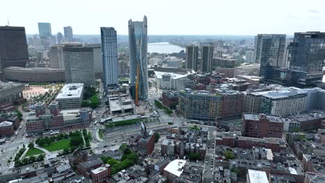 tomada de un dron del centro de boston con rascacielos extendidos en el horizonte.
