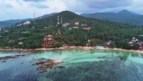 Mágico-Paisaje-Tropical-Y-Municipio-Con-Hoteles-De-Lujo,-Vista-Aérea-De-Drones