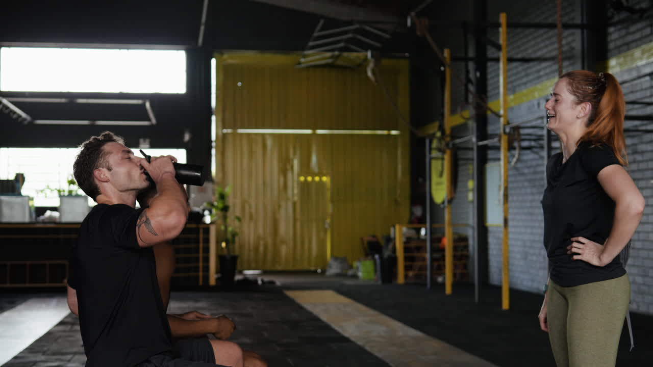 체육관 에서 운동 하는 사람 들