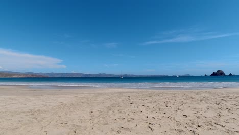 una mañana soleada en una tranquila playa del pacífico