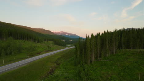 Gepflasterte-Straße-Der-Route-E6-Bei-Sonnenuntergang-In-Der-Nähe-Der-Grenze-Zwischen-Schweden-Und-Norwegen,-Europa