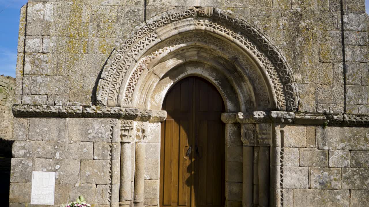iglesia de san tomé de morgade puerta ornamentada, en xinzo de limia, ourense, galiza, españa