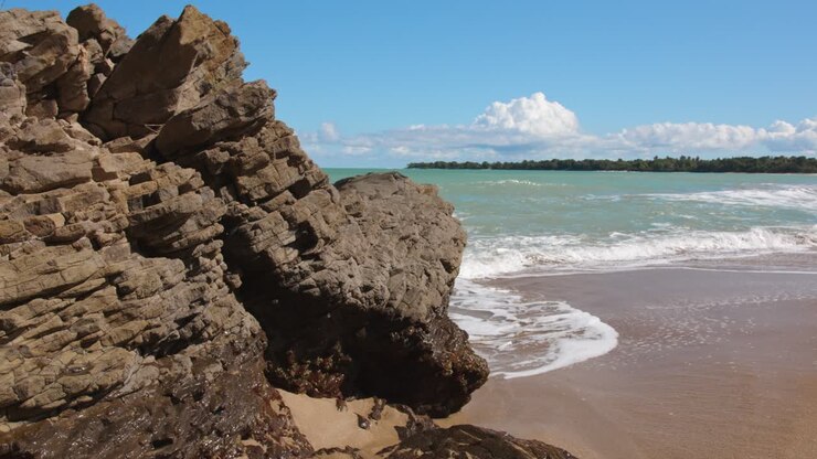 Vista da costa rochosa e arenosa de Guadalupe