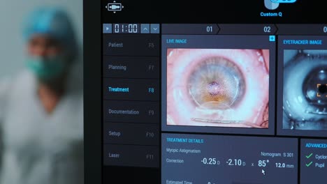 cirugía oftalmológica. vista en la pantalla del monitor médico en la sala de operaciones. lasik