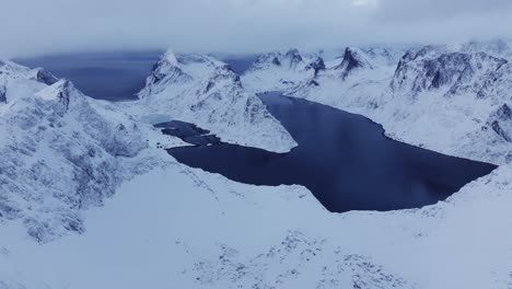 Vista-Aérea-Del-Hermoso-Paisaje-De-La-Montaña-Nevada-De-Noruega-Durante-El-Invierno