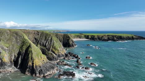 drone costa de irlanda acantilados marinos y dunabrattin cabeza en la costa de cobre en el último día de verano