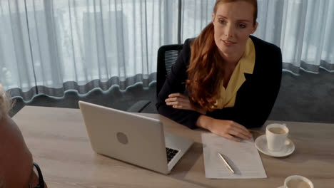 mujer de negocios interactuando con su compañero de trabajo