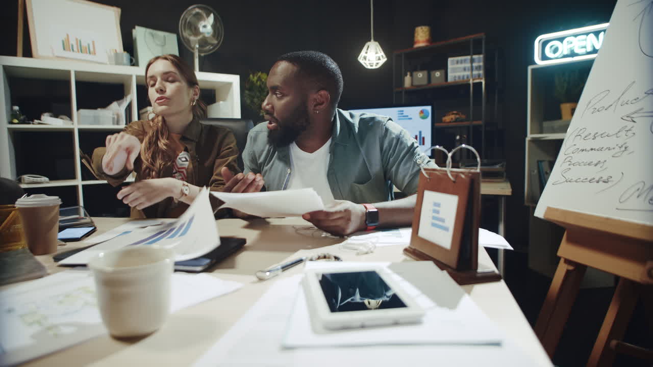 dama emocional y hombre afroamericano encontrando un error en el proyecto en el lugar de trabajo.