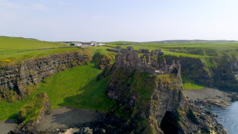 Dunluce-Castle-Luftseilbahn-Von-Rechts-Nach-Links-über-Dem-Meer