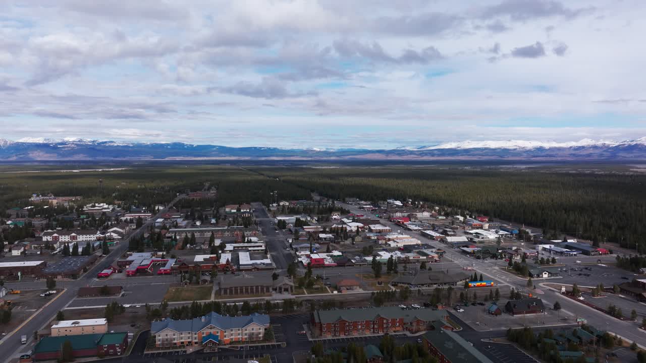 drone de panorámica rápida disparado sobre el oeste de yellowstone en el centro de la ciudad en el otoño