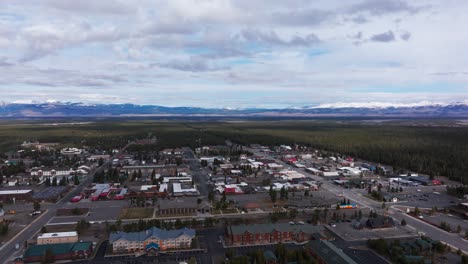 Schnell-Schwenkende-Drohne-Schoss-Im-Herbst-über-Die-Innenstadt-Von-West-Yellowstone