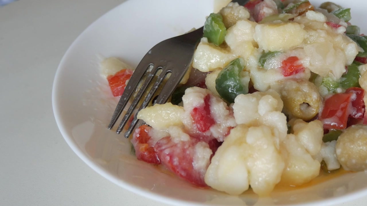 Insalata estiva colorata di patate e verdure. Cipolla cruda, peperoni e olive