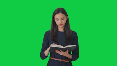 chica india leyendo un libro pantalla verde