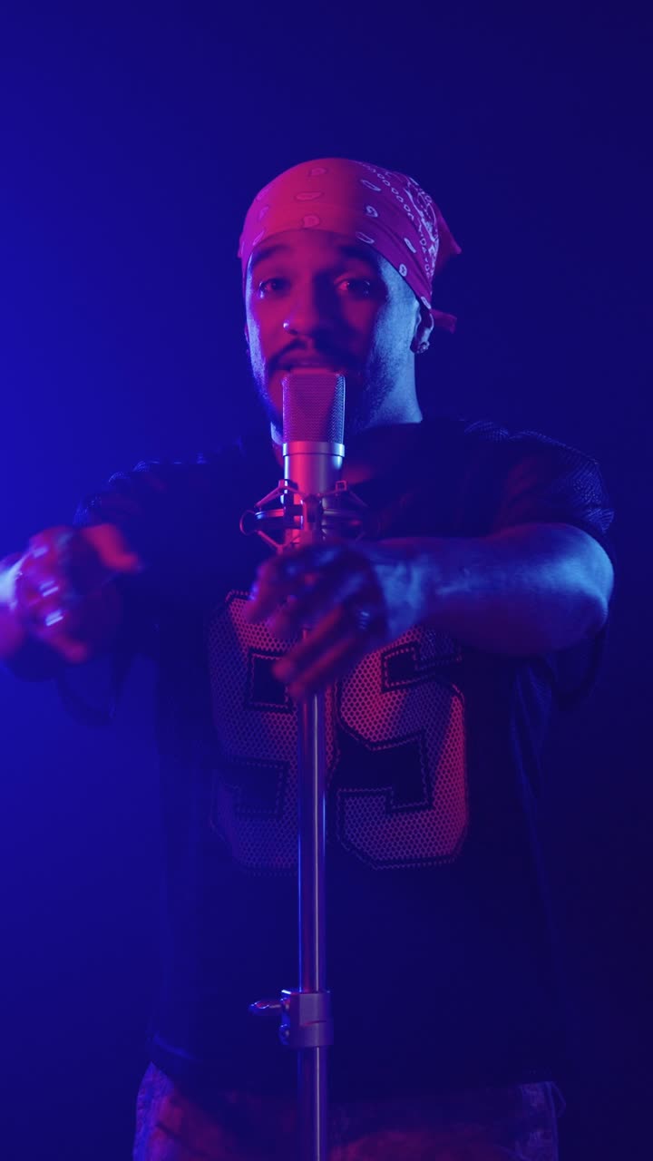 hombre cantando en el micrófono