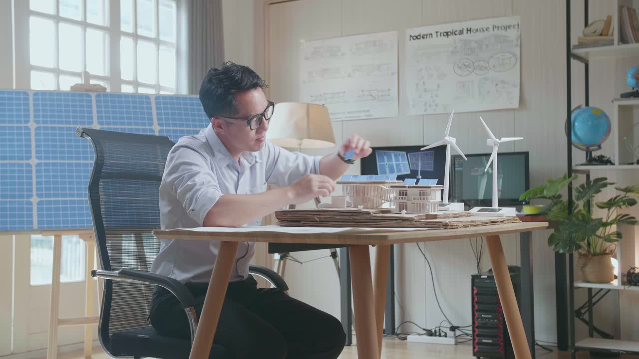 arquitecto trabajando en un diseño de casa tropical sostenible