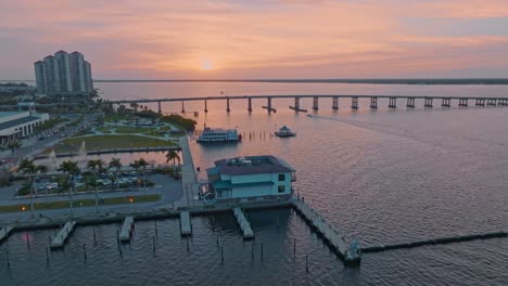 Vista-Aérea-Del-Puente-De-Fort-Myers-Sobre-El-Océano-Con-El-Cielo-Del-Atardecer-En-Florida,-EE.UU.