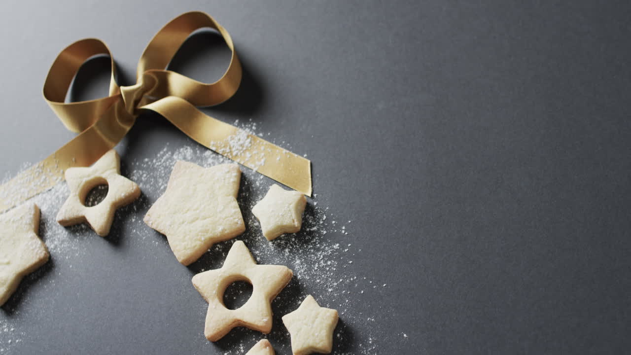 video de galletas de estrella de navidad decoradas con azúcar y cinta, copia espacio en fondo negro