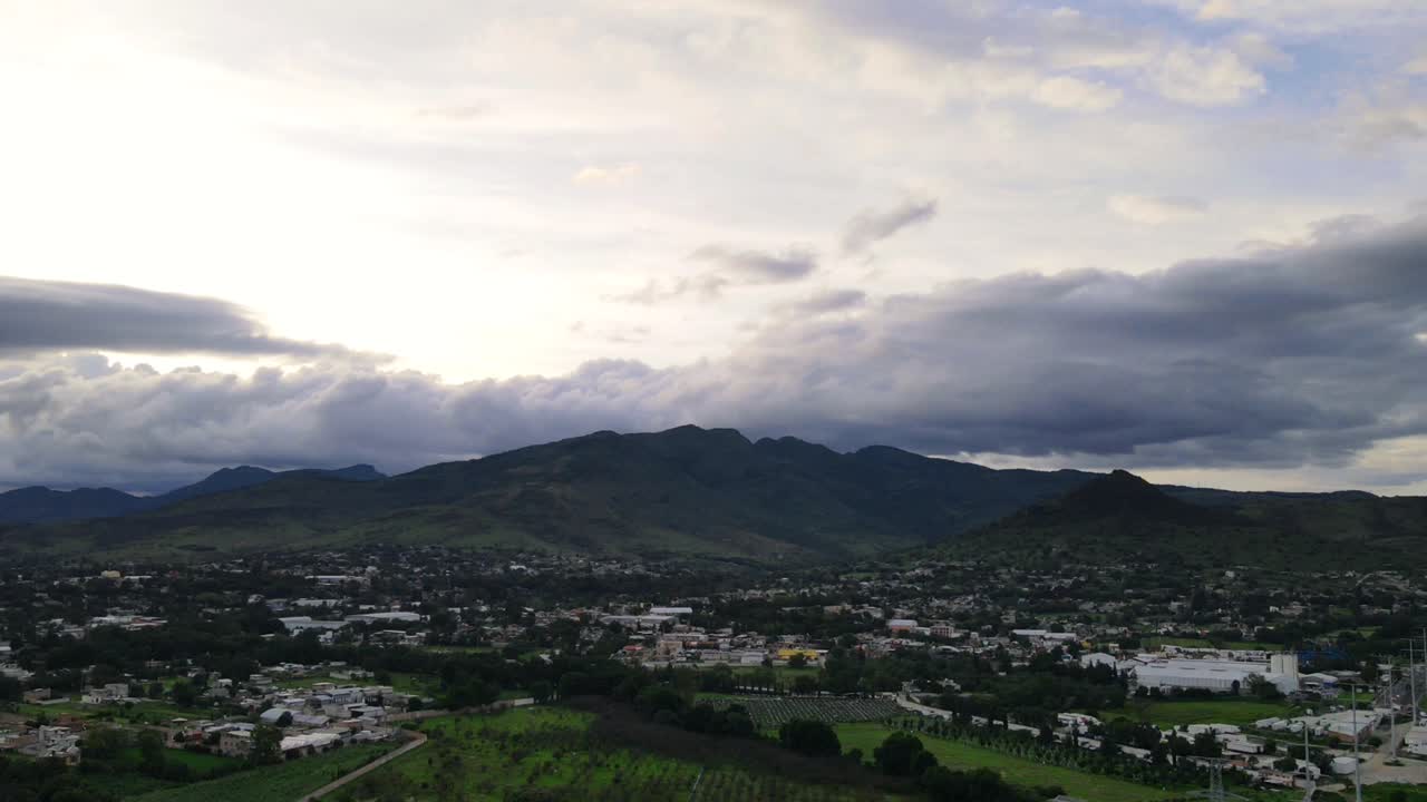imágenes aéreas con drones sobre la ciudad en un día nublado