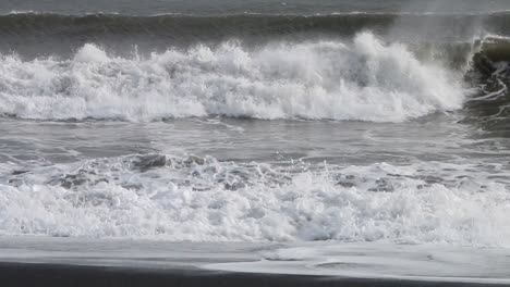 Olas-Rompiendo-En-La-Orilla-En-Un-Clima-Ventoso-De-Primavera