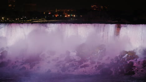 cataratas del niágara brumosas iluminadas por la noche