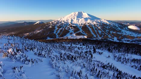 Luftaufnahme-Zeigt-Den-Berg-Bei-Sonnenaufgang,-Getaucht-In-Atemberaubendes-Alpenglühen