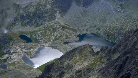 Die-Sommersonne-Spiegelt-Sich-In-Windgepeitschten-Teichen,-Die-Tief-In-Den-Tälern-Der-Hohen-Tatra-Liegen