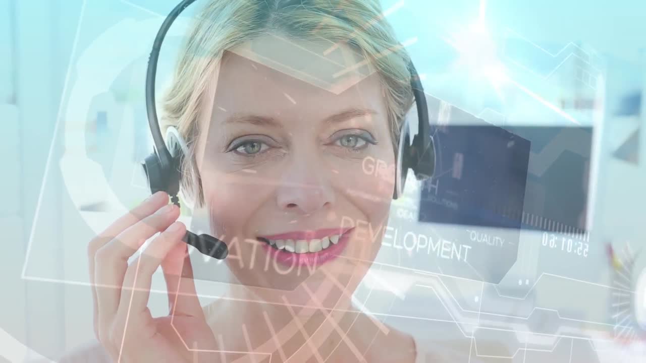 웃는 백인 사업가 여성이 전화 헤드을 사용하여 이야기하는 데이터 처리의 애니메이션