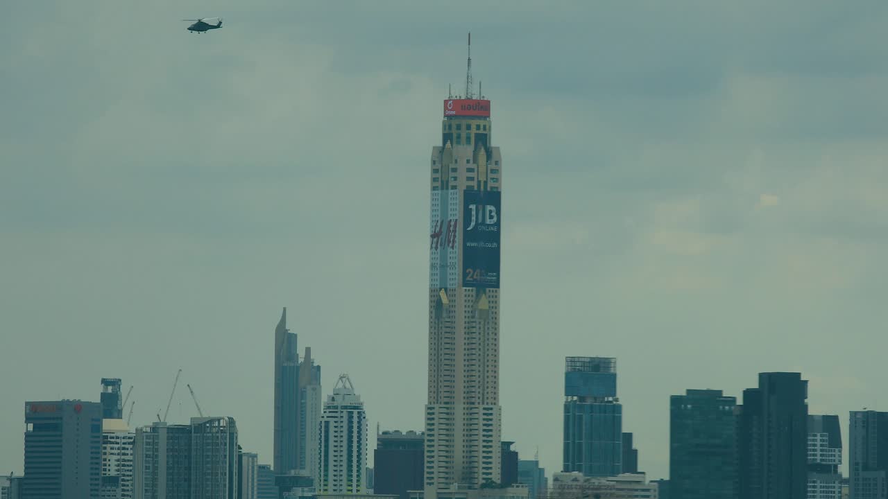Elicottero militare reale thailandese che si libra sopra lo skyline della città di Bangkok in uno splendido vero 4K DCI