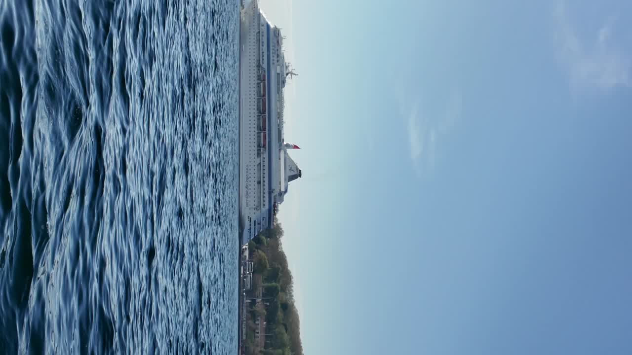 buque de crucero en el mar
