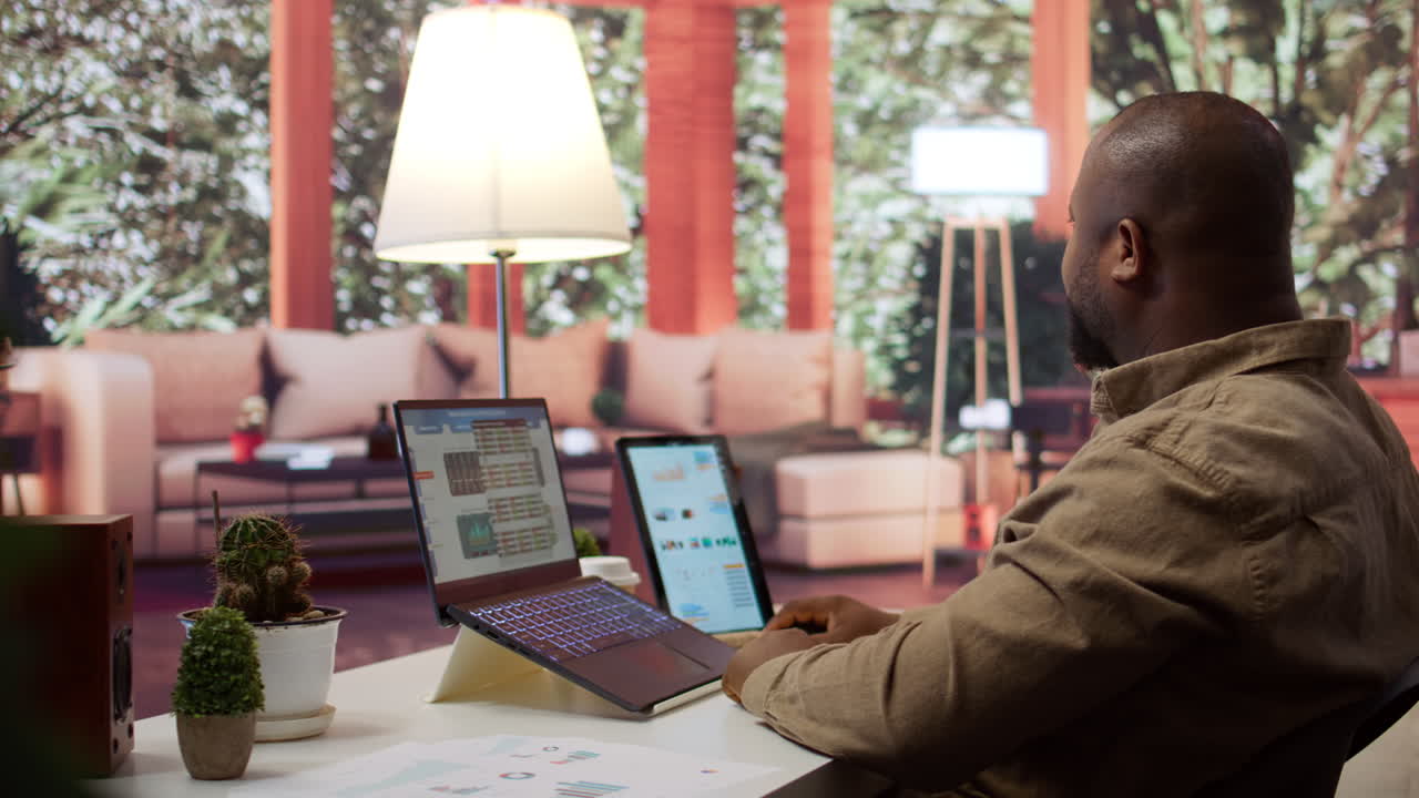 consultor financeiro que revisa dados contabilísticos sobre estatísticas e relatórios