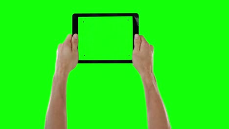 manos sosteniendo una tableta digital