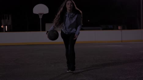 Toma-épica-En-Cámara-Lenta-De-Una-Adolescente-Disparando-Baloncesto-Por-La-Noche-Afuera,-Retroiluminada