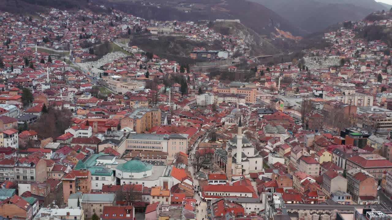 Cảnh quan đô thị đông đúc tại Phố Cổ và Khu Thương mại của Sarajevo ở Bosnia và Herzegovina. - Quay từ trên cao
