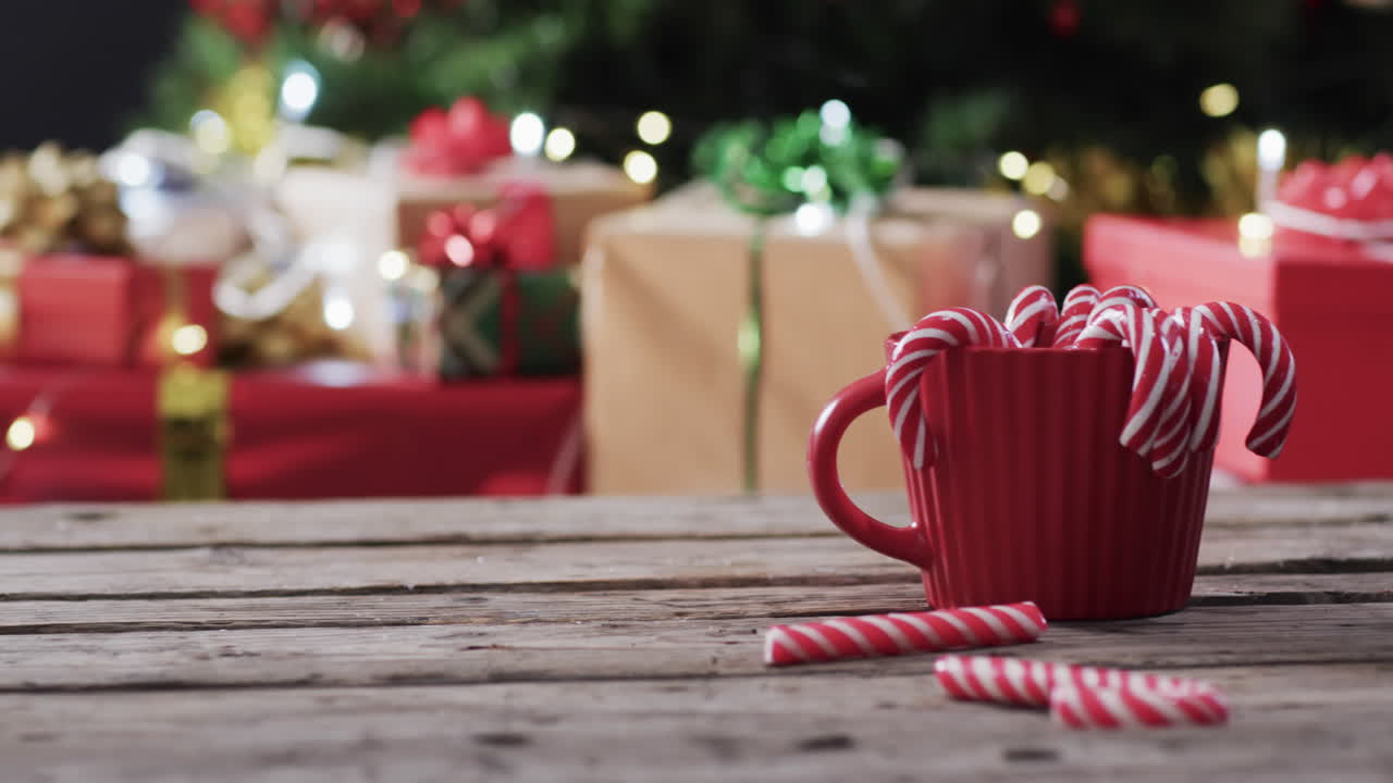 video de taza roja con bastones de navidad y regalos de navidad con espacio de copia