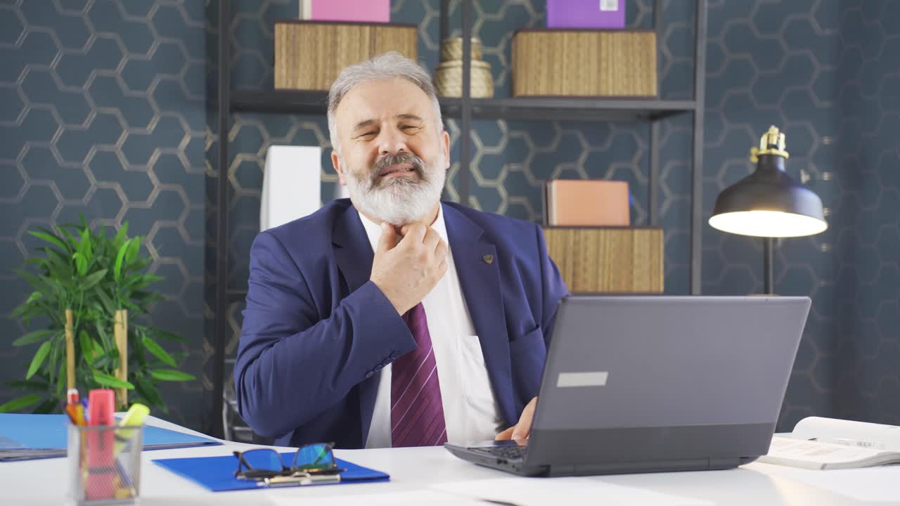 hombre de negocios con dolor de garganta.