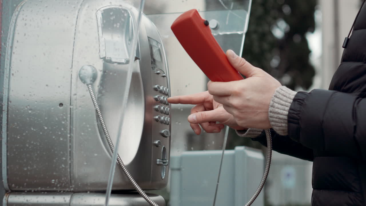 비가 오는 날 에 공용 전화 를 사용하는 사람