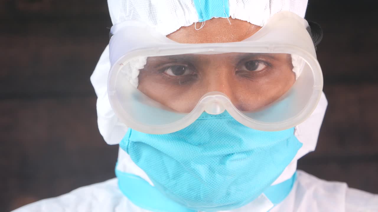 Lavoratore sanitario in attrezzature di protezione