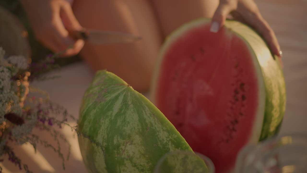 활기찬 은 수박의 클로즈업, 개진, 은 과 함께 여름 분위기로 둘러싸인 맛있는 내부를 보여줍니다.