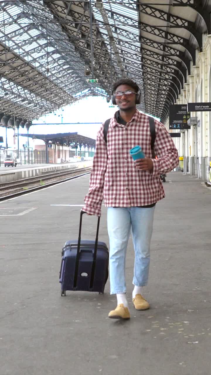 Un uomo che viaggia in una stazione ferroviaria