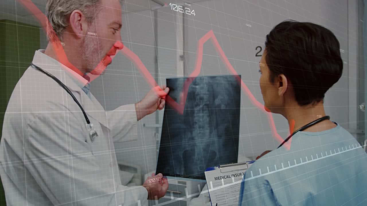 Un medico solleva una radiografia attivando un grafico a griglia di dati che guida un'infermiera nell'aggiornamento di un modulo di assicurazione sanitaria