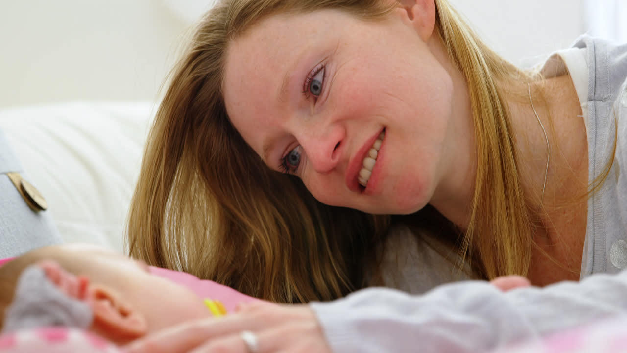 엄마 가 아기 의 침대 에 아기 를 자게 하는 것