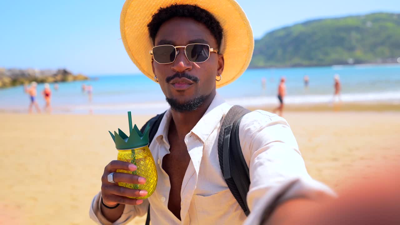 Uomo che si gode una vacanza tropicale sulla spiaggia