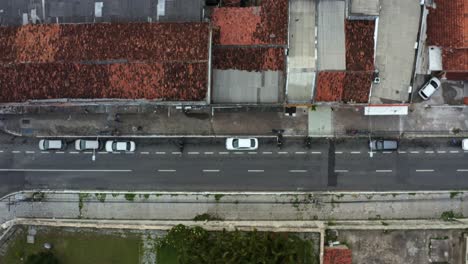 Vista-Superior-De-Pájaro-De-Una-Pequeña-Calle-Brasileña-Con-Autos-Y-Motocicletas-Estacionados-Y-Conduciendo-En-El-Centro-Histórico-De-La-Capital-Costera-De-Joao-Pessoa,-Paraiba,-Brasil-Durante-La-Hora-Dorada