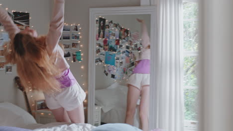 una adolescente feliz bailando en el dormitorio con música disfrutando de celebrar el fin de semana divirtiéndose cantando con pijama en casa
