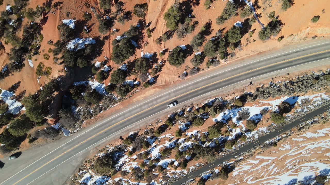 vista aérea de los automóviles a lo largo de la ruta 12 a través del pintoresco cañón rojo y el bosque nacional dixie cerca del parque nacional bryce canyon, utah